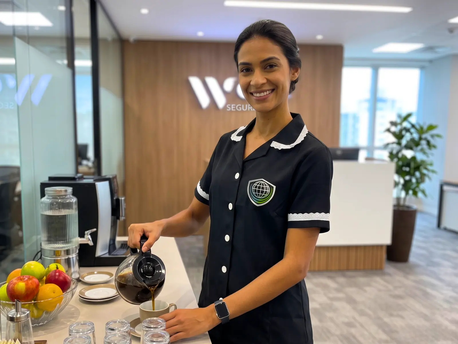Profissional de copa do Grupo VM servindo café em escritório corporativo
