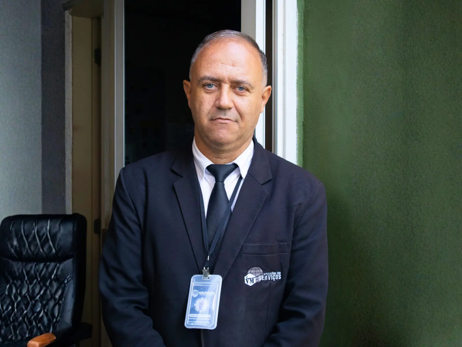 Profissional de portaria do Grupo VM em posto de monitoramento com câmeras de segurança