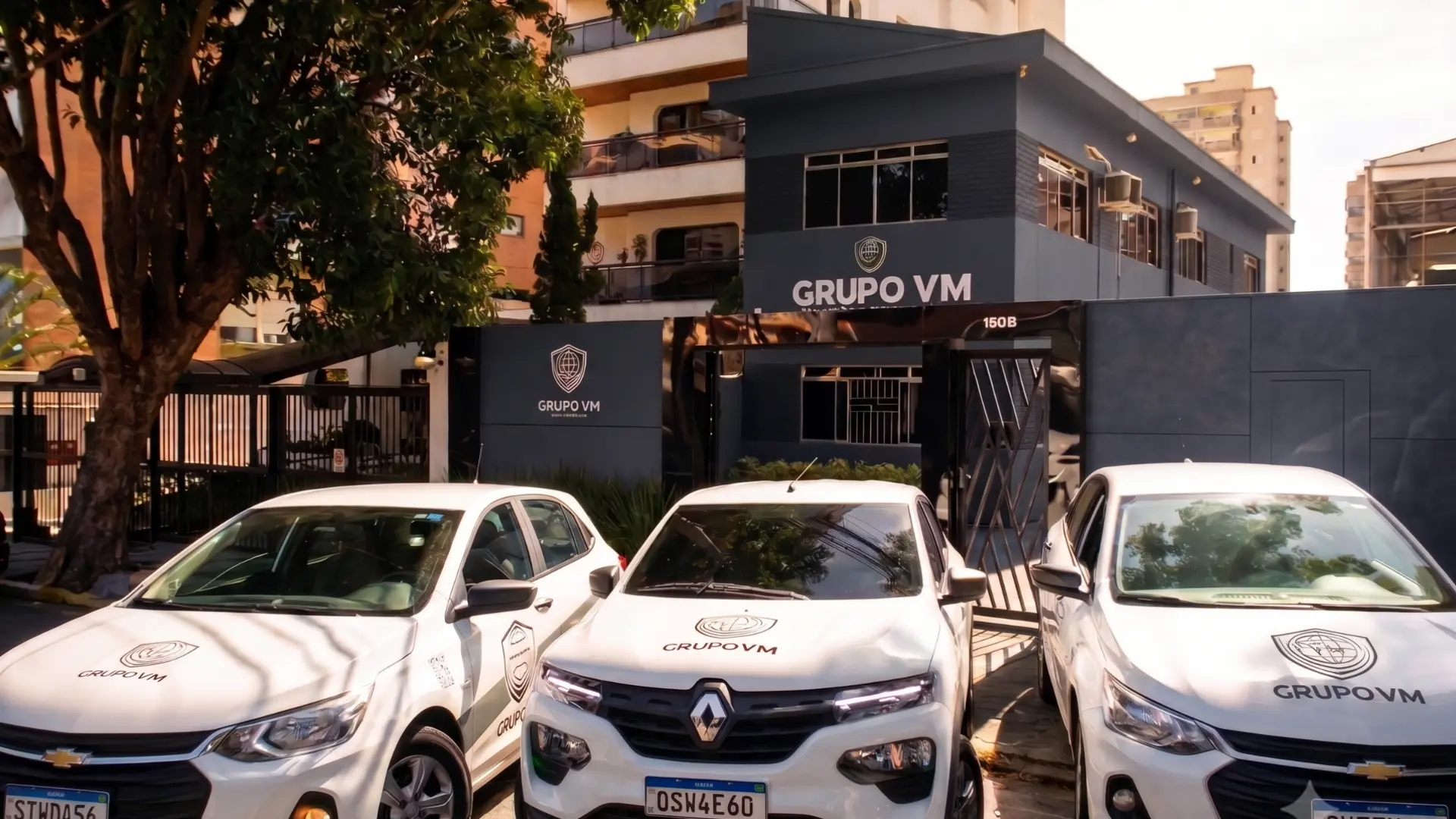 Sede do Grupo VM com frota de veículos da empresa estacionada em frente